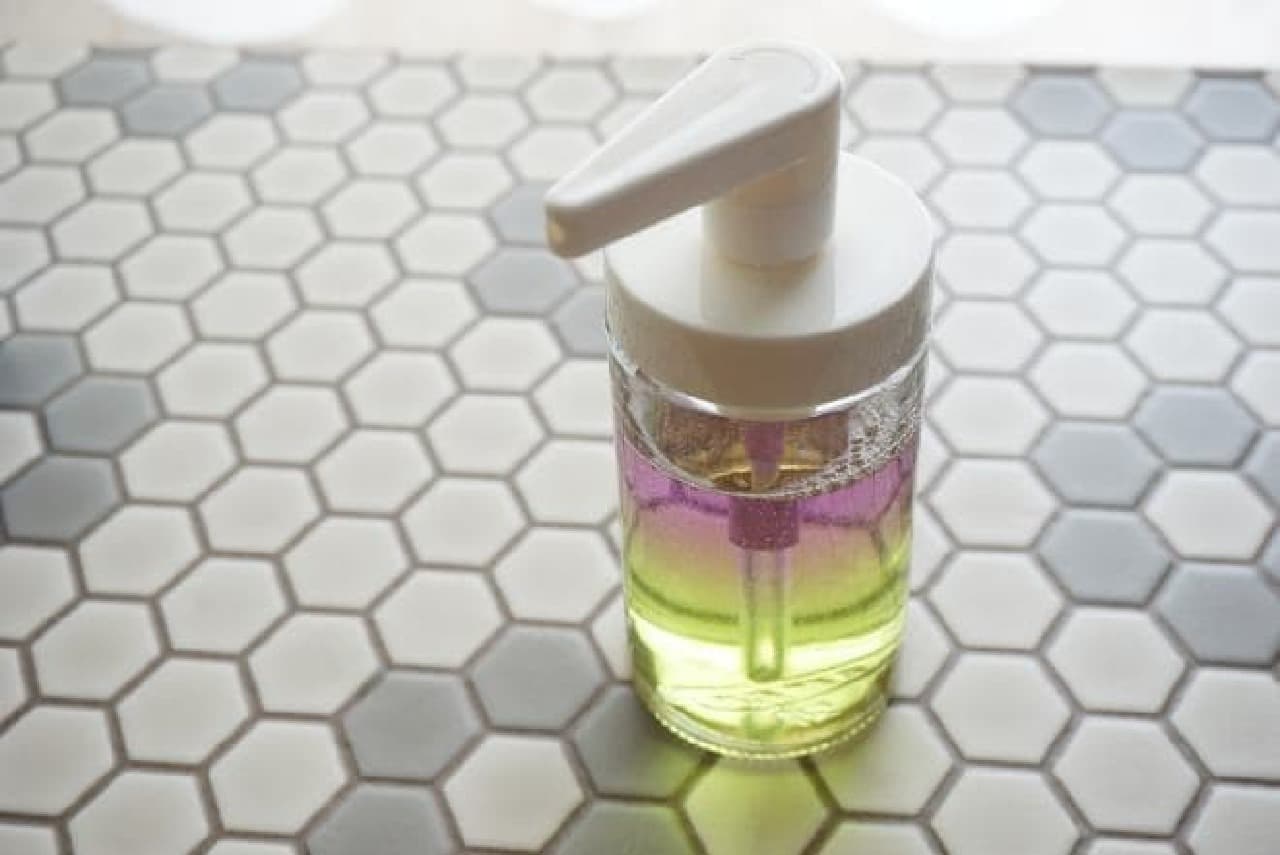 A bottle that mixes two types of dishwashing detergent "JOY"