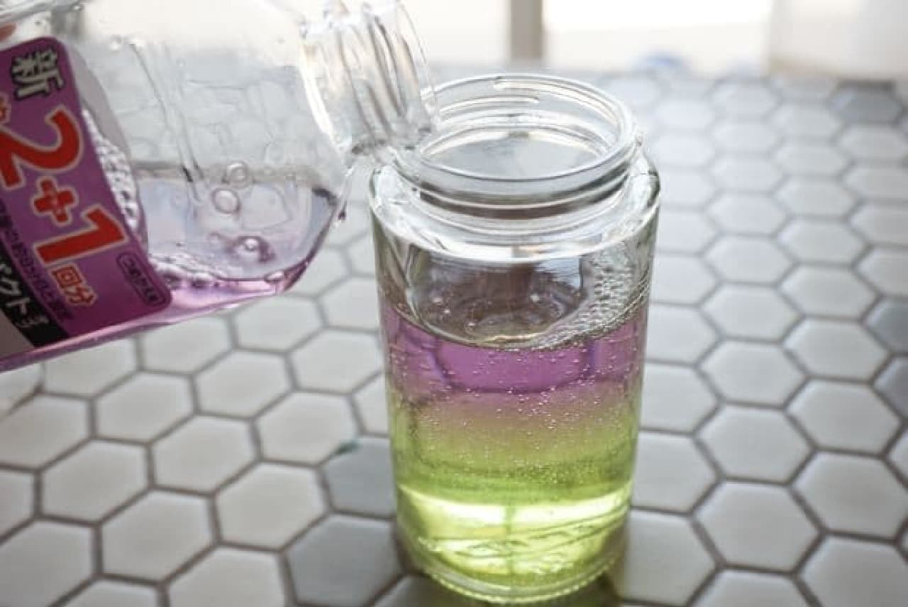 A bottle that mixes two types of dishwashing detergent "JOY"
