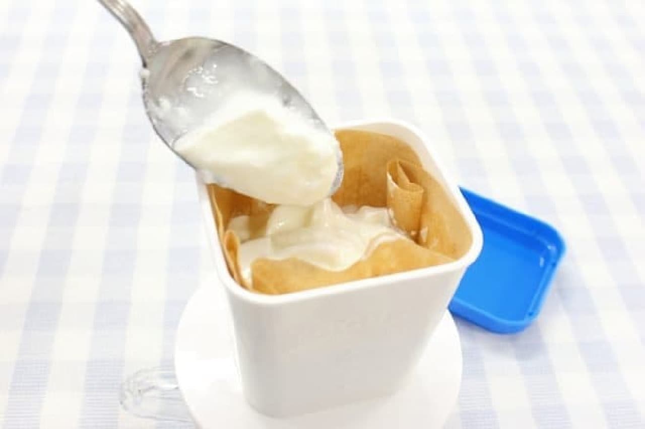 Container for drained yogurt "Iodine lip"