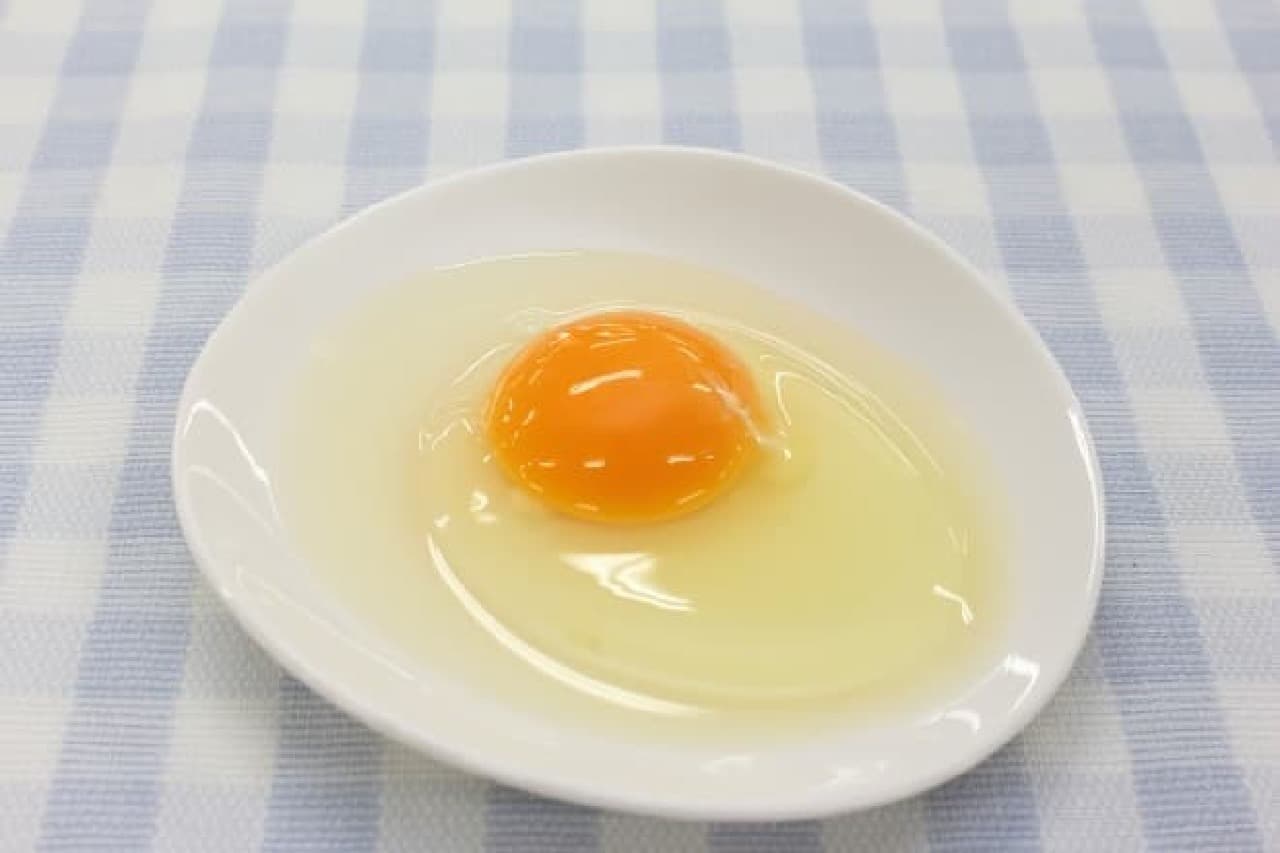 皿の上にのせた生卵