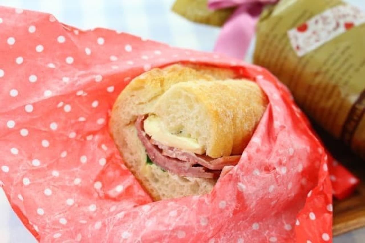 Wrapping sandwiches with wax paper