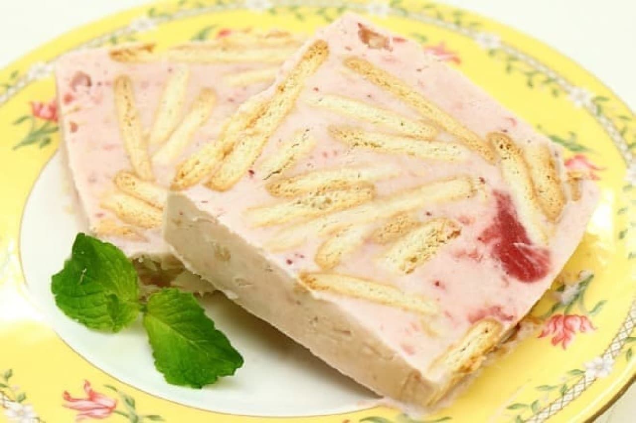 "Strawberry ice cake" made with milk carton