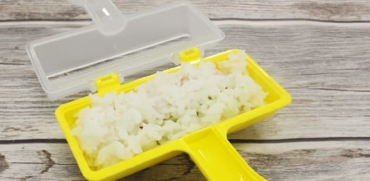"Furi Furi Norimaki" is a convenient item that you can easily make norimaki just by adding rice and shaking it.