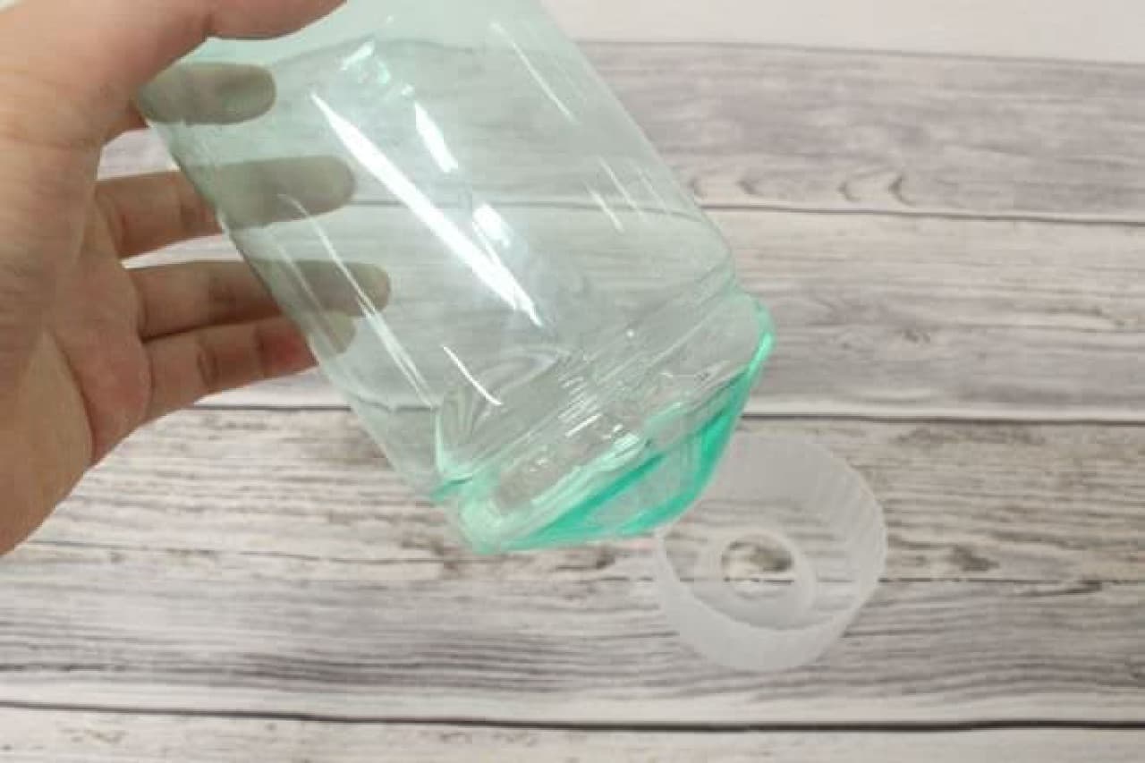 A pump bottle that can suck up the liquid inside to the end