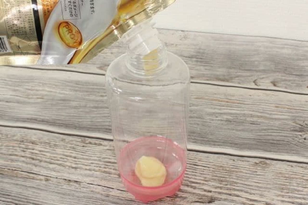 A pump bottle that can suck up the liquid inside to the end