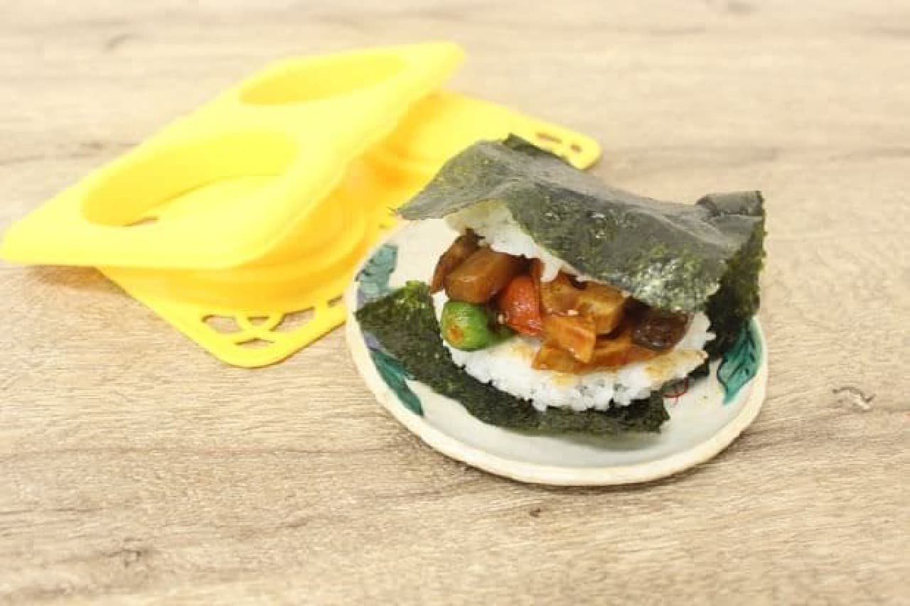 "Nice burger" is a product that allows you to make beautiful rice buns in 2 easy steps of packing and pushing.