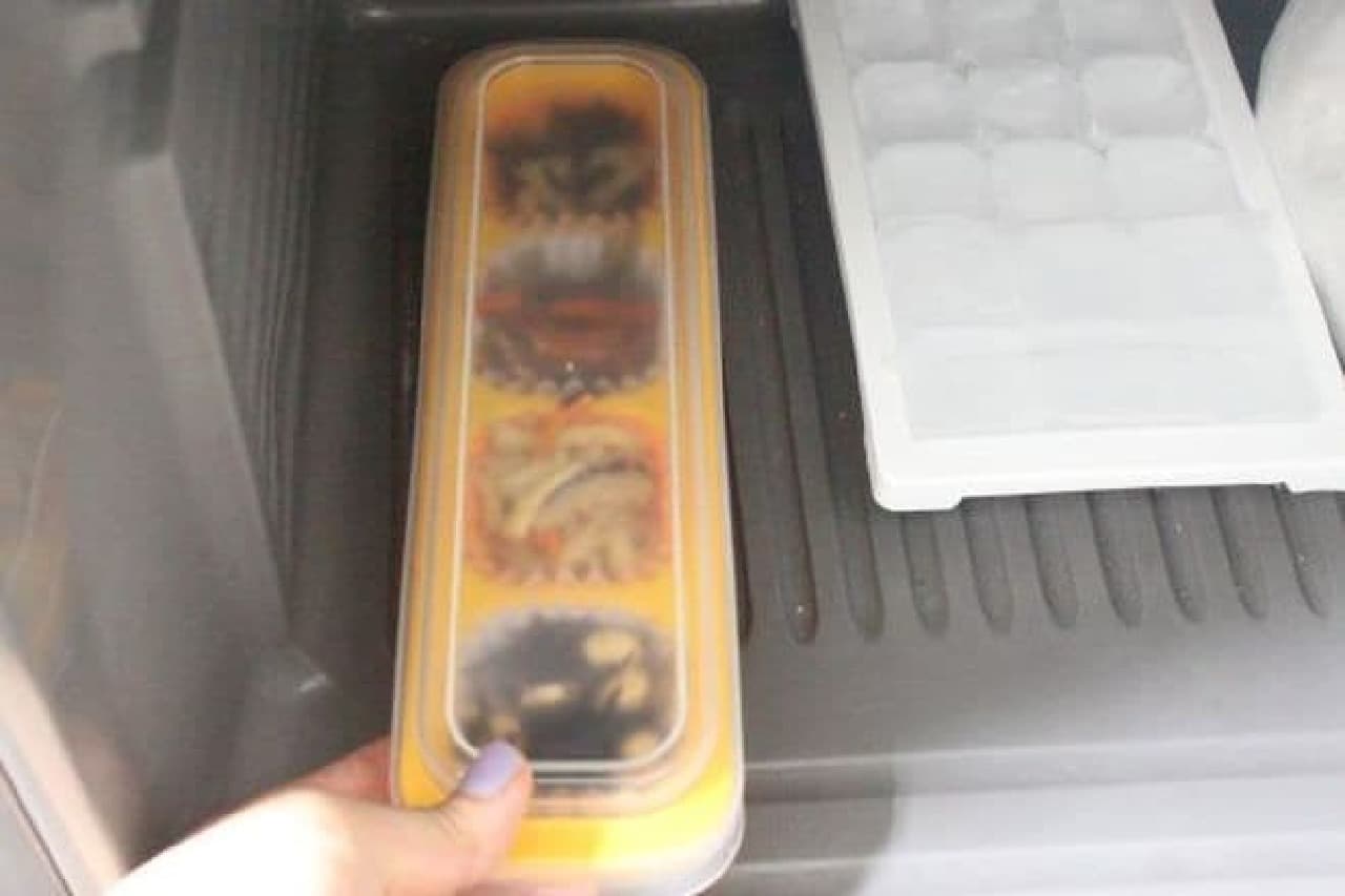 「冷凍おかずケース6号」は、残ったおかずをカップに小分けして冷凍保存しておけるおかずケース
