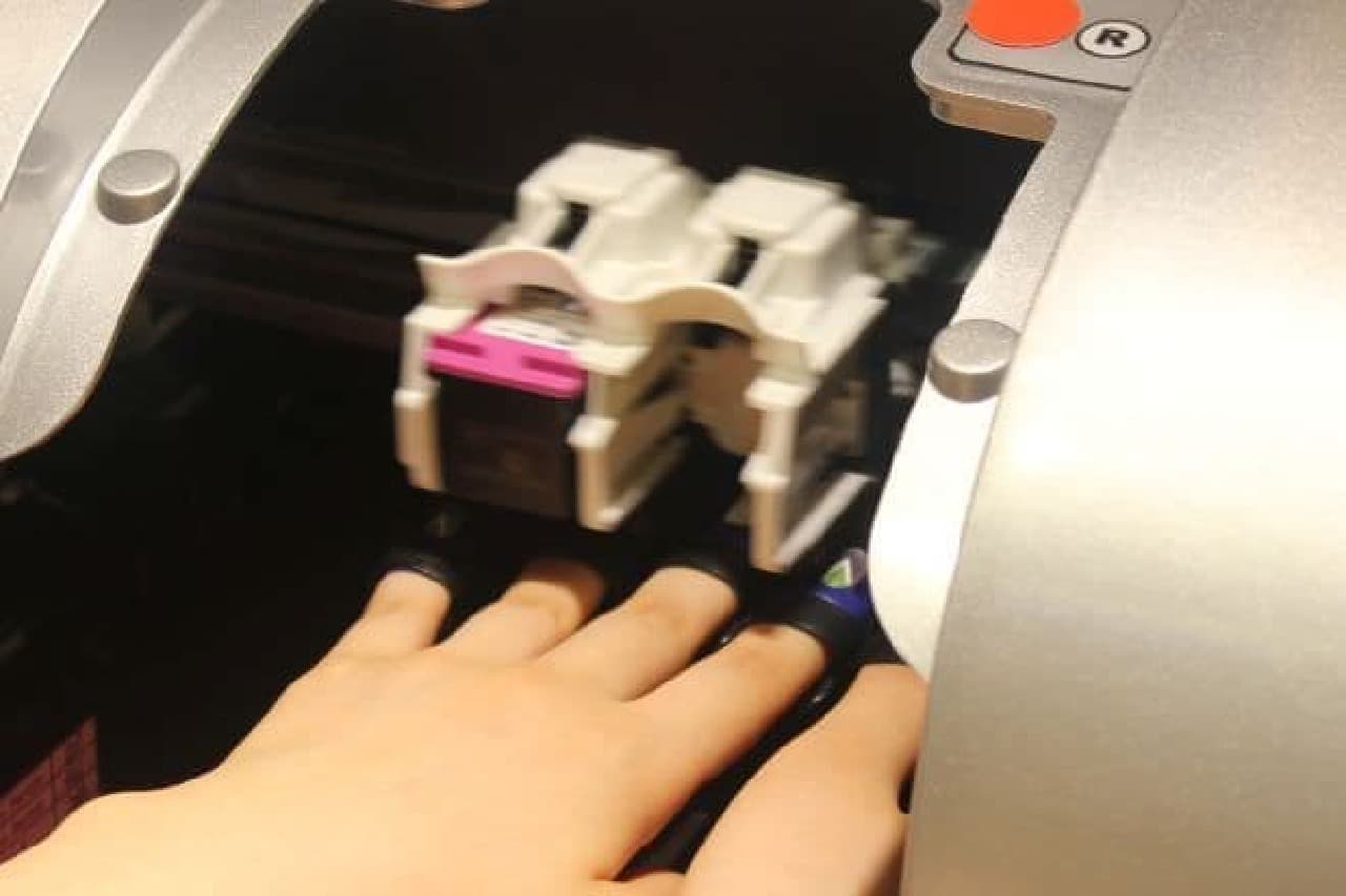 「ツメコ」は、一度に5本の指にネイルデザインをプリントできる”最新ネイルプリンター”を導入したジェルネイルサービス