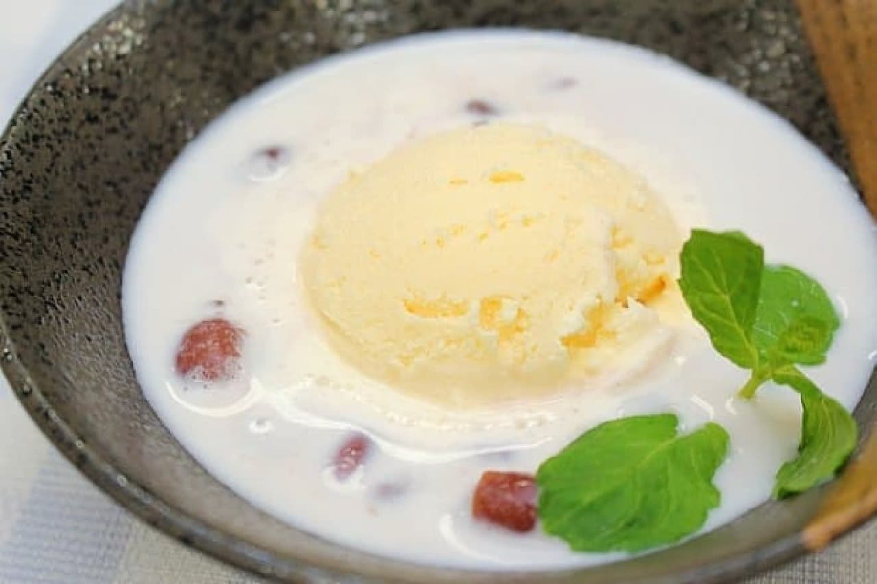 バニラアイスが小豆ミルクに入浴中 ゆであずき缶を使った簡単レシピが絶品 えんウチ