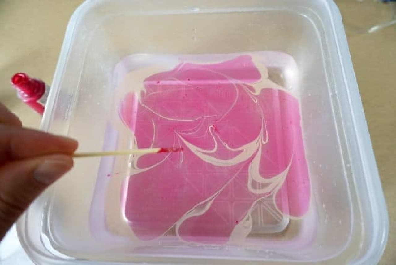 Marbling with manicure