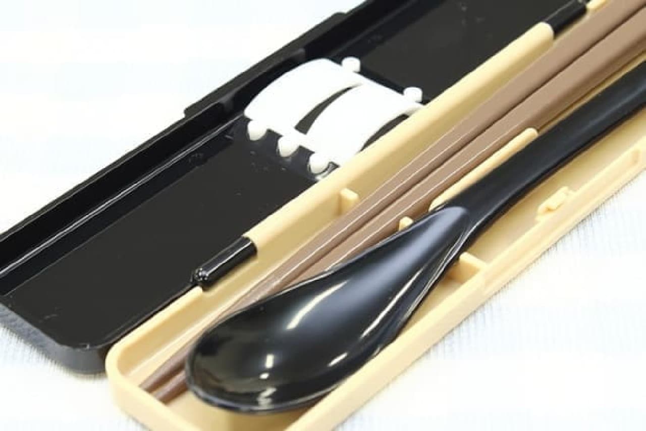 Chopsticks and spoons from a combination set that doesn't make a sound