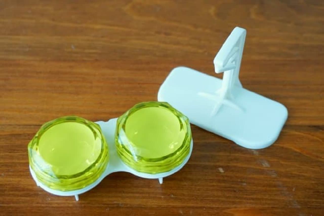 Contact case with drying stand