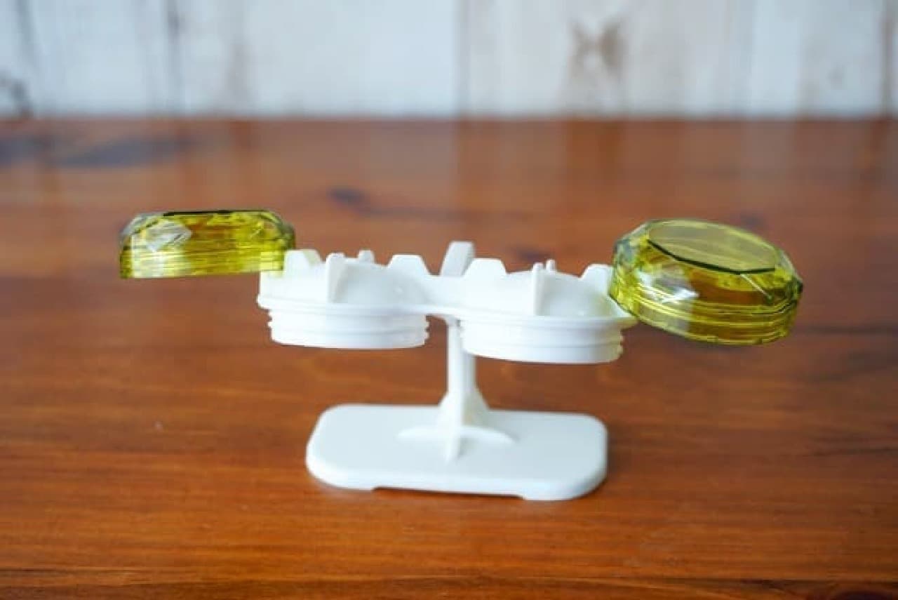 Contact case with drying stand