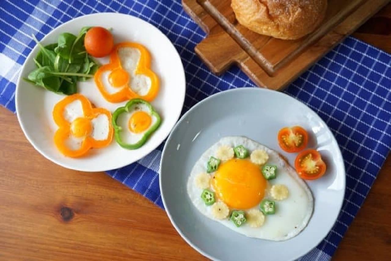 A cute arrangement of fried eggs