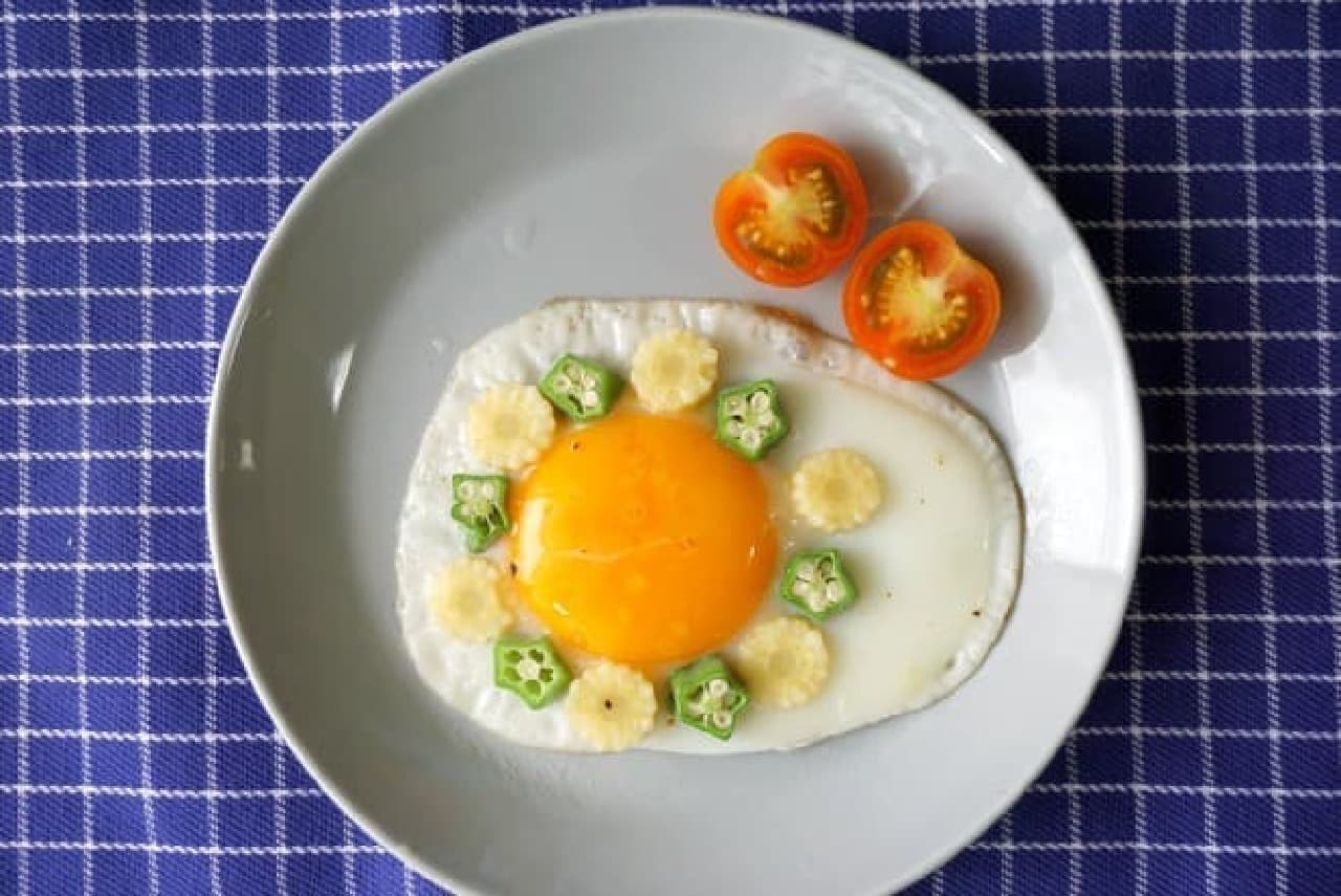A cute arrangement of fried eggs