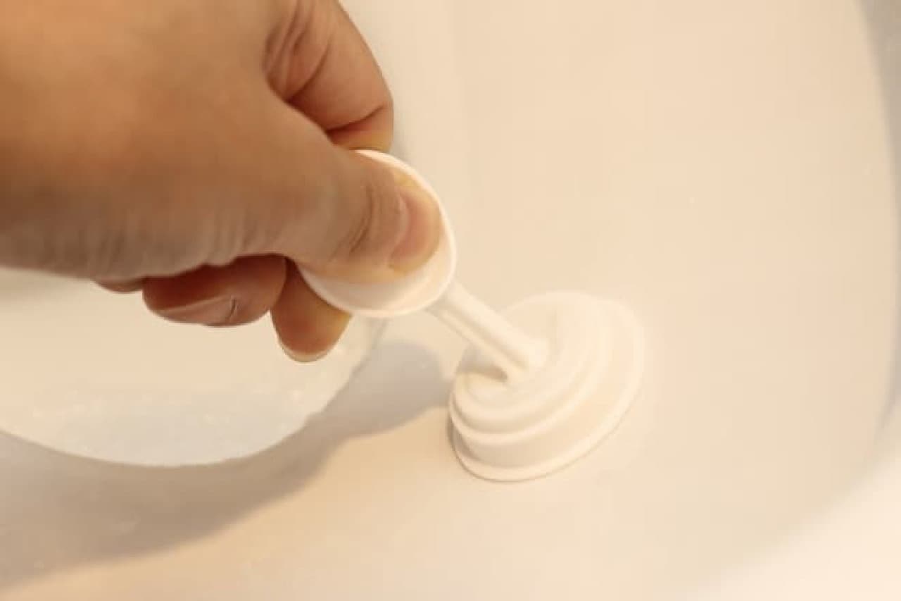 Earth Pharmaceutical's flush toilet fragrance cleaner "To White Twight"