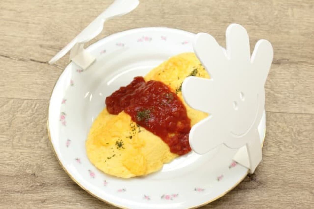 Kitchen goods "Mom's Hand" that prevents plastic wrap from sticking to cakes and omelet rice