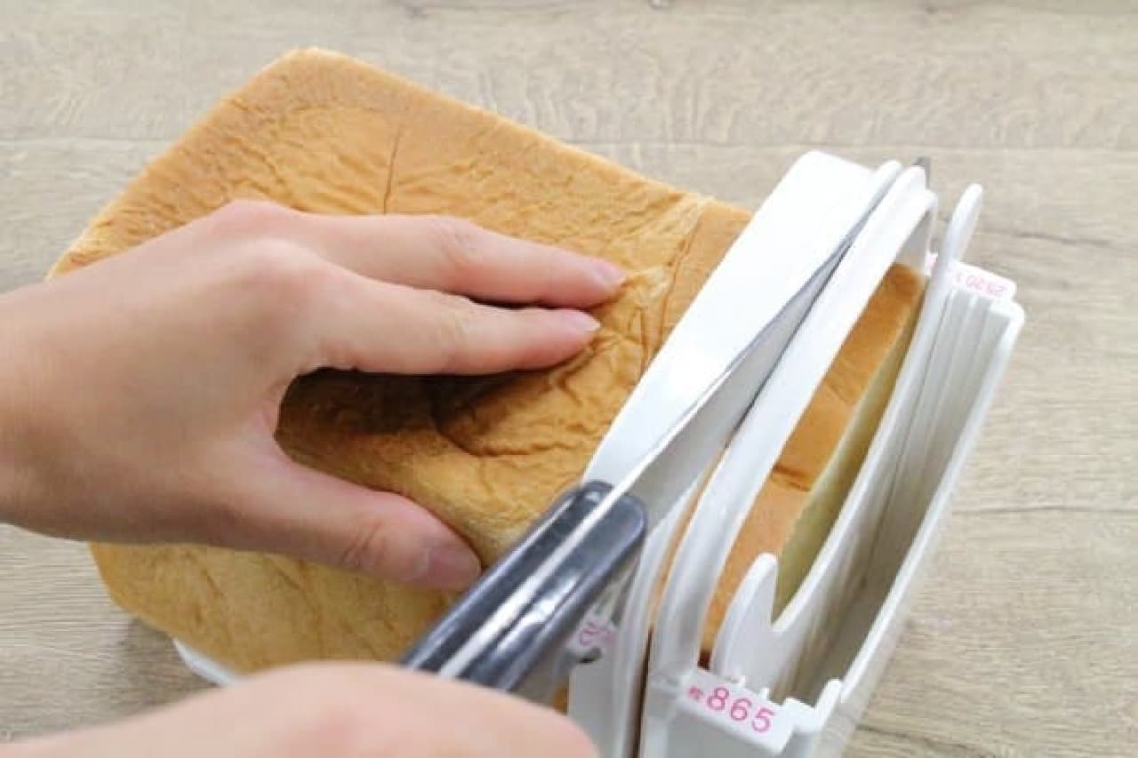 食パンをスライスする用のスケーター「食パンカットガイド」
