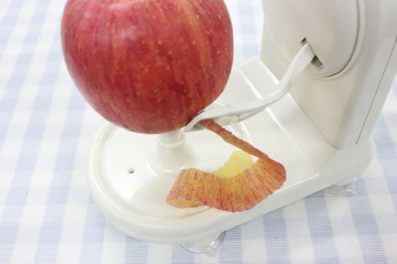 リンゴの皮むきに便利なアップルピーラー（回転式）