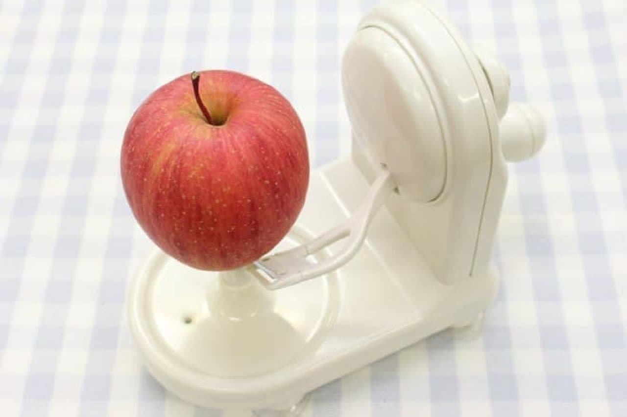 リンゴの皮むきに便利なアップルピーラー（回転式）