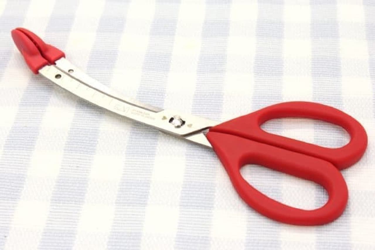 Disassembleable shell mark "Kitchen scissors with tongue"
