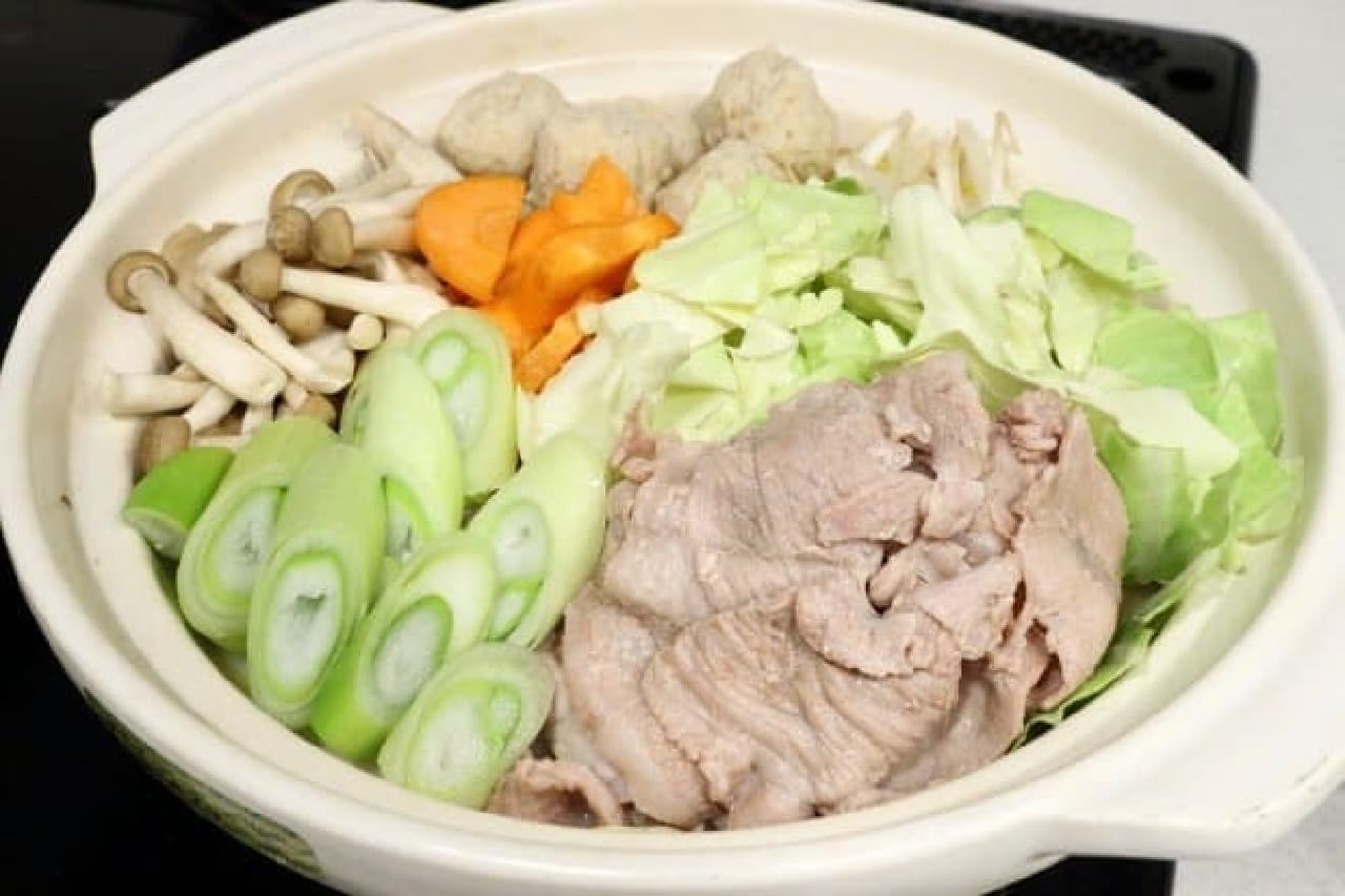 Menu kit "Kit Oisix pork bone soup pot with plenty of vegetables" supervised by Ippudo