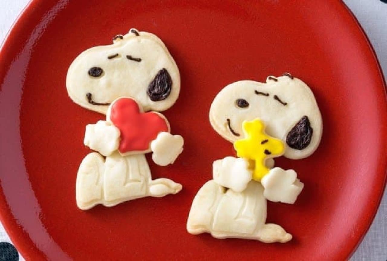 スヌーピーに何を ハグ させる クッキー型付きレシピ本 Snoopyのぎゅっとハグクッキーbook えんウチ