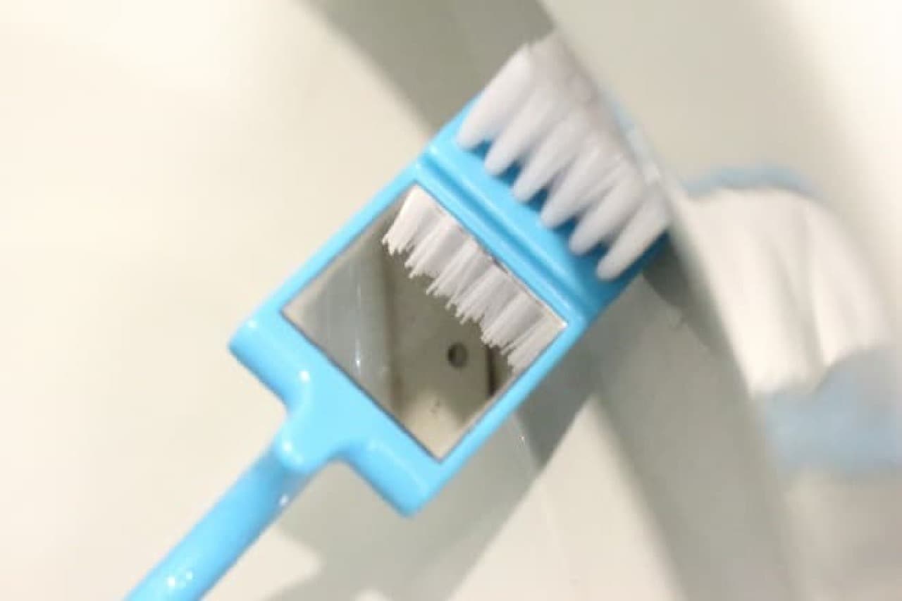 Toilet brushes and cleaning sheets that can flush scrubbing bubbles are sharp!