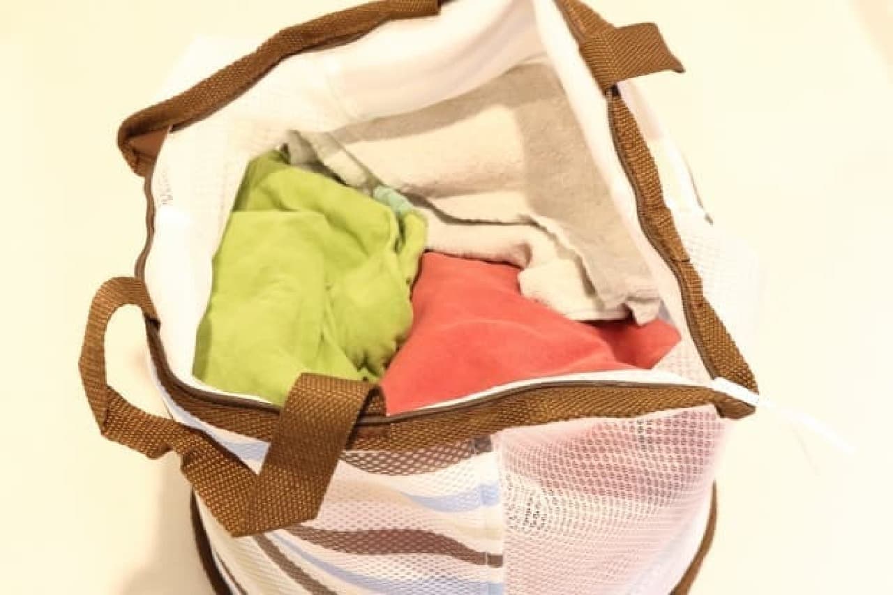 ランドリーバッグ、洗濯ネット、洗濯かごの3機能を備えたニトリのズボラーネット バッグ型