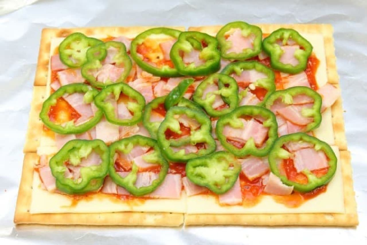 クラッカーで作る簡単ピザのレシピ--チーズやベーコンをたっぷりのせて