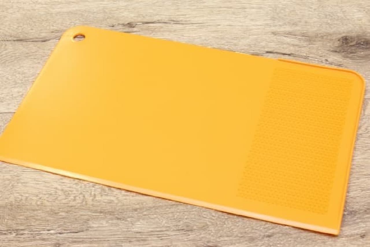 Nitori "Mini sheet cutting board with grated"