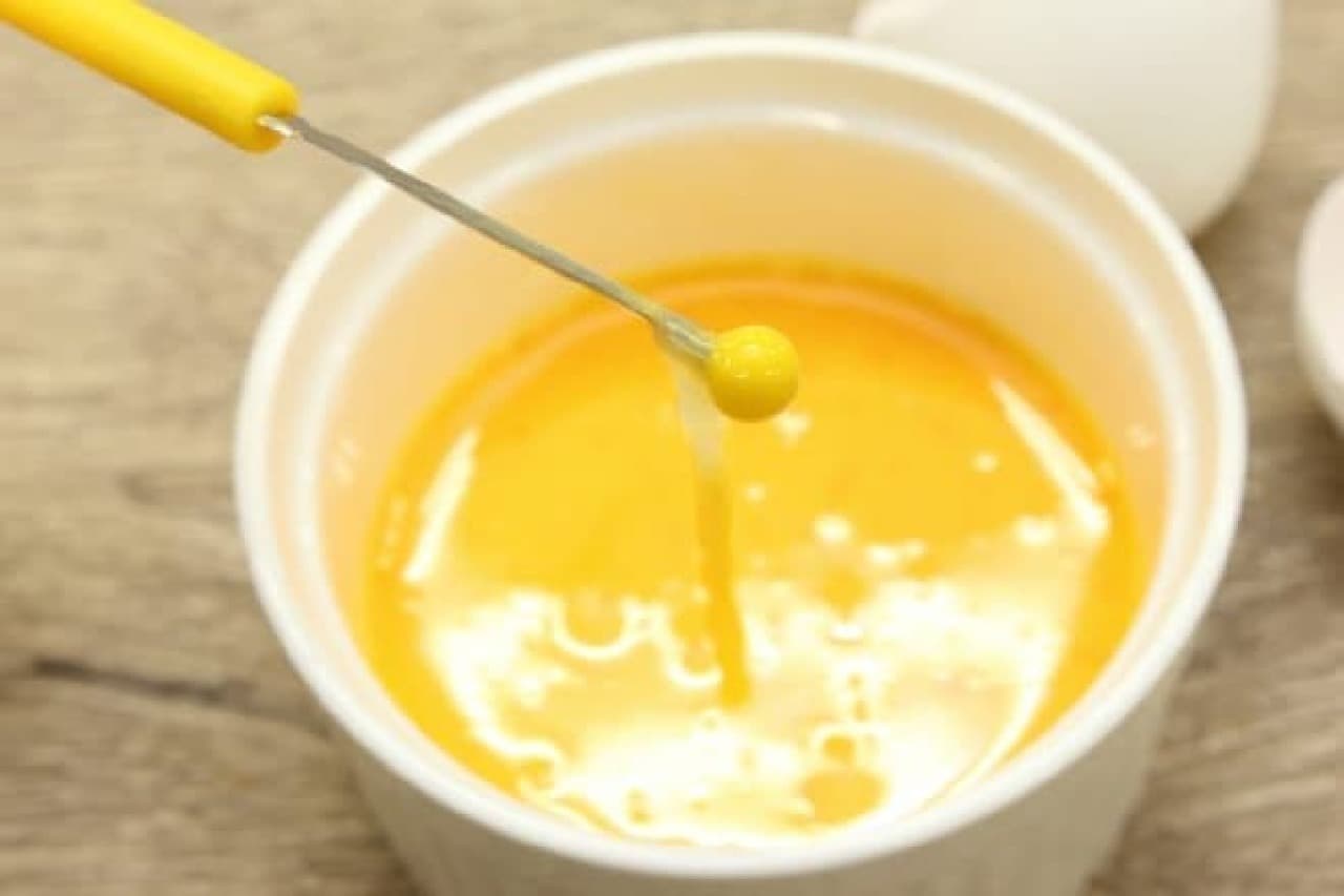 卵の黄身と白身をしっかり混ぜ合わせる道具「まぜ卵」