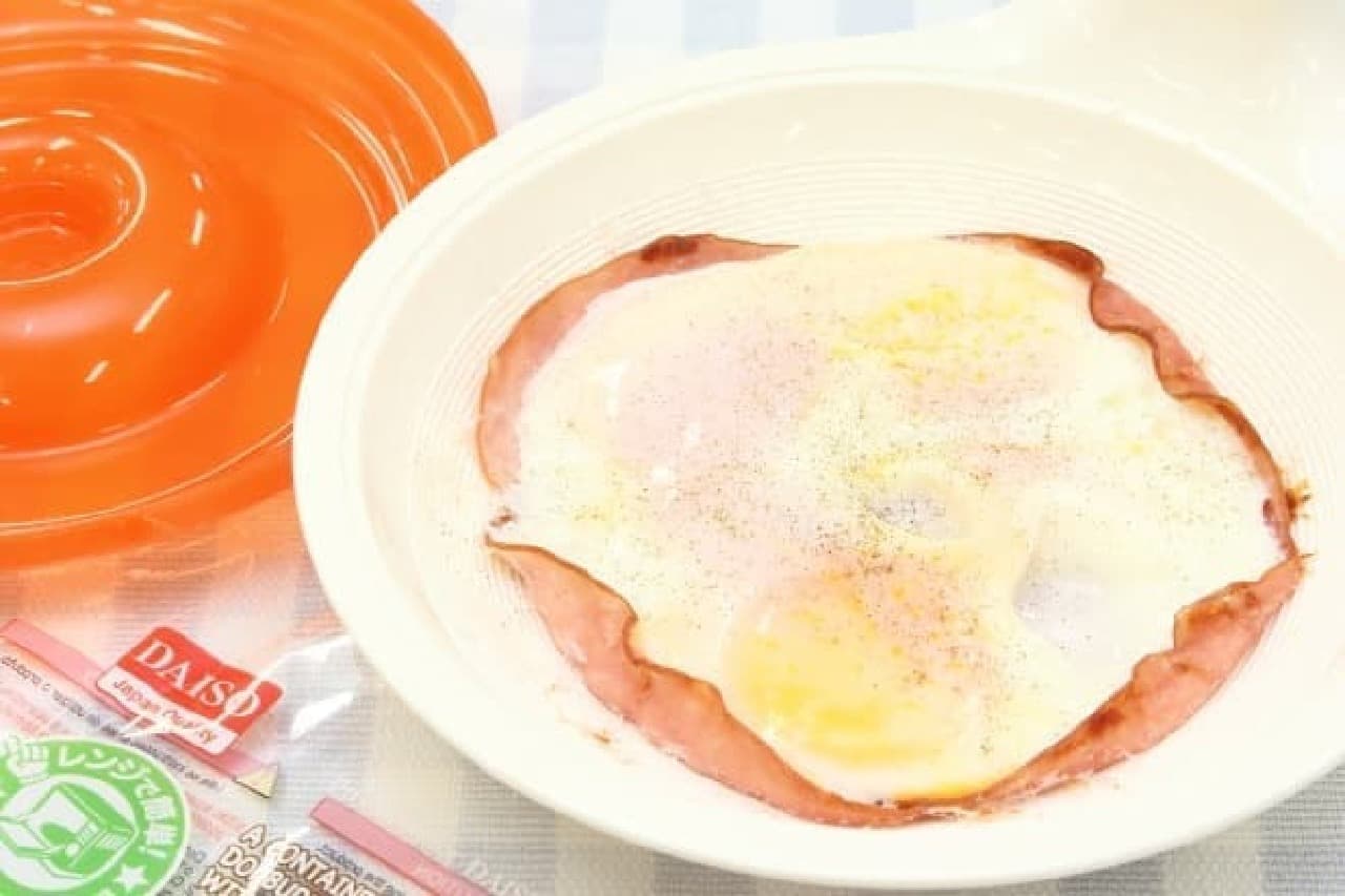 A container that makes it easy to make ham and eggs in a microwave oven, "Donburi / Fried egg in a microwave oven"