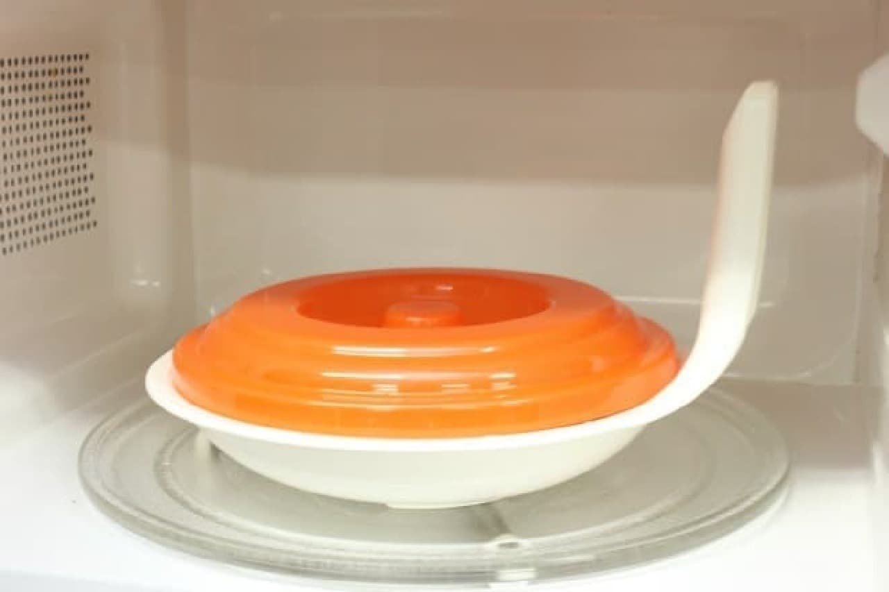 A container that makes it easy to make ham and eggs in a microwave oven, "Donburi / Fried egg in a microwave oven"