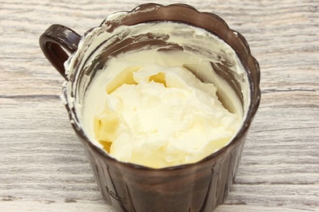 A cream whipper that can whisk a small amount of fresh cream, also for utilizing excess fresh cream