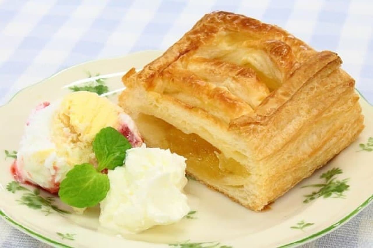 山パンのまるごとバナナ、シューロールケーキ、ロールちゃん、北海道チーズ蒸しケーキ、アップルパイなど