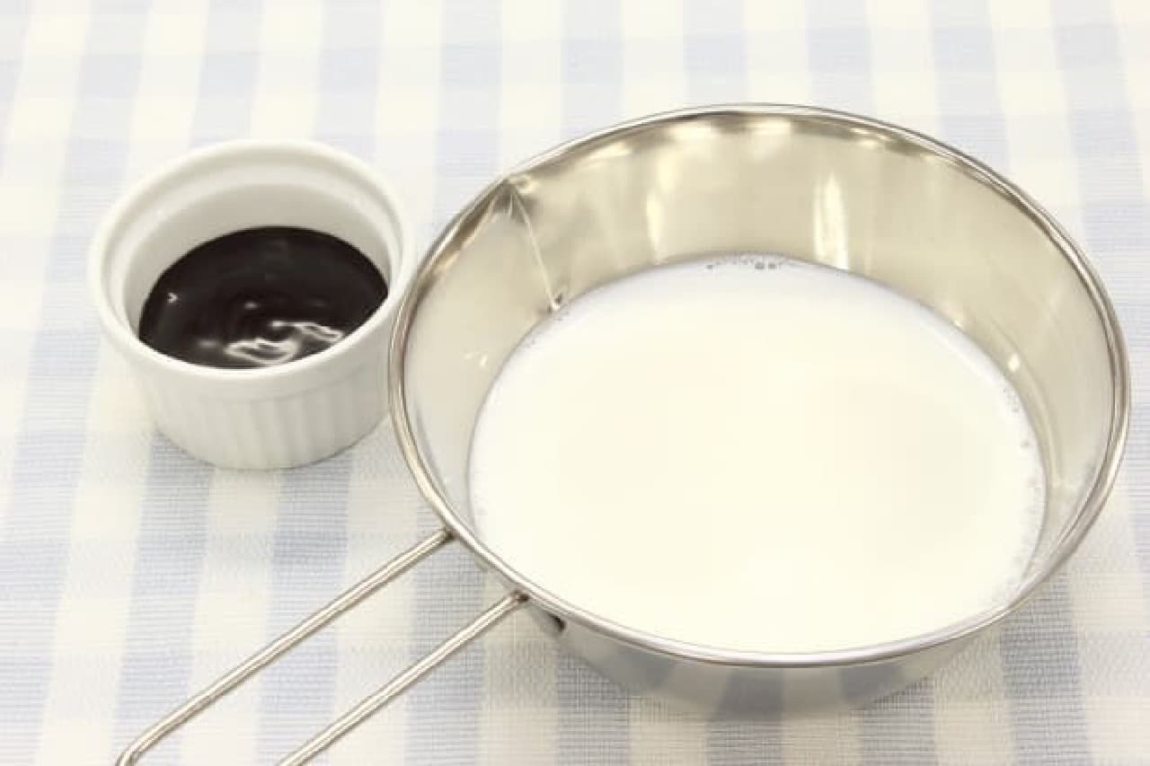 チョコレートシロップと牛乳で作る簡単チョコミルク・ドリンクのレシピ