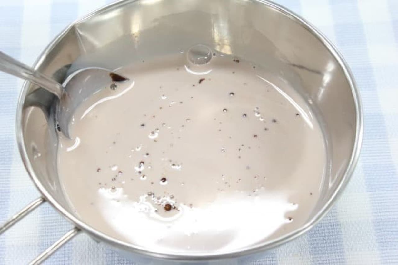 チョコレートシロップと牛乳で作る簡単チョコミルク・ドリンクのレシピ