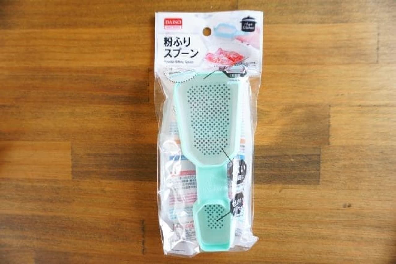 Sprinkling spoon, all-purpose cooking spoon, bottle cap for oil & dressing --Three convenient cooking utensils for Daiso