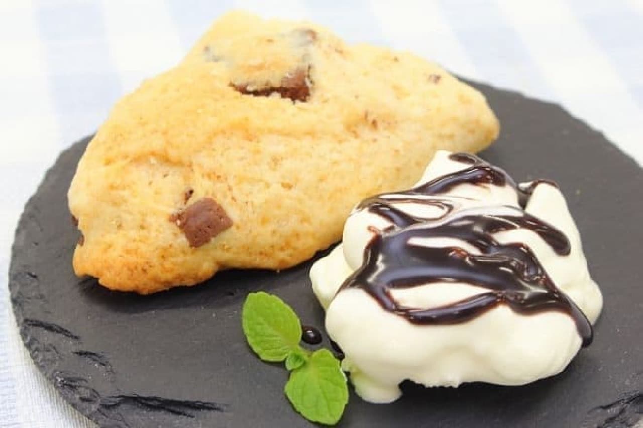 A simple recipe for chocolate chunk scones made with panque mix and cream