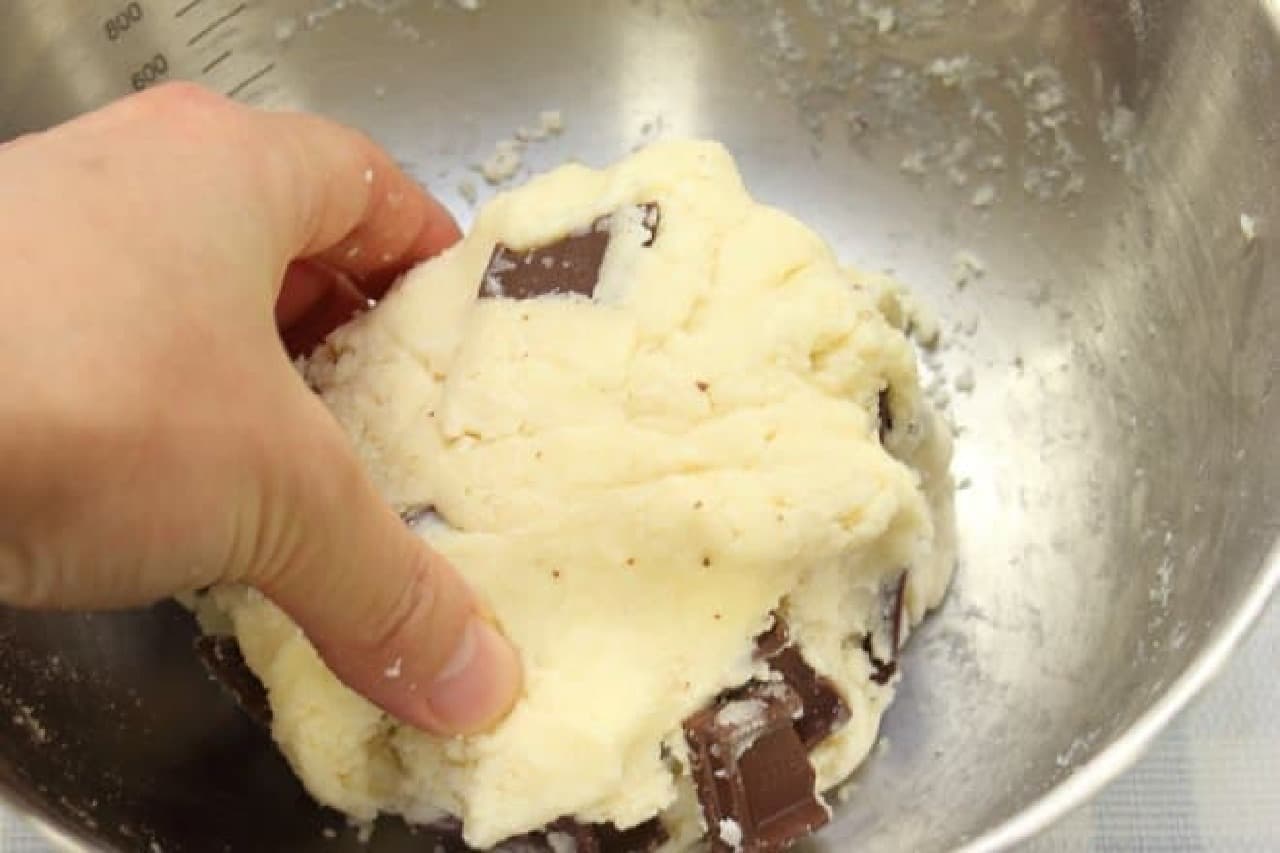 ホットケーキミックスと生クリームで作るチョコチャンクスコーンの簡単なレシピ