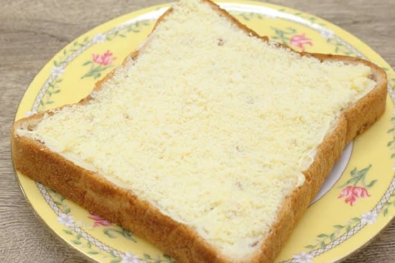 A crispy toast recipe made with grated cheese, mayonnaise and bread