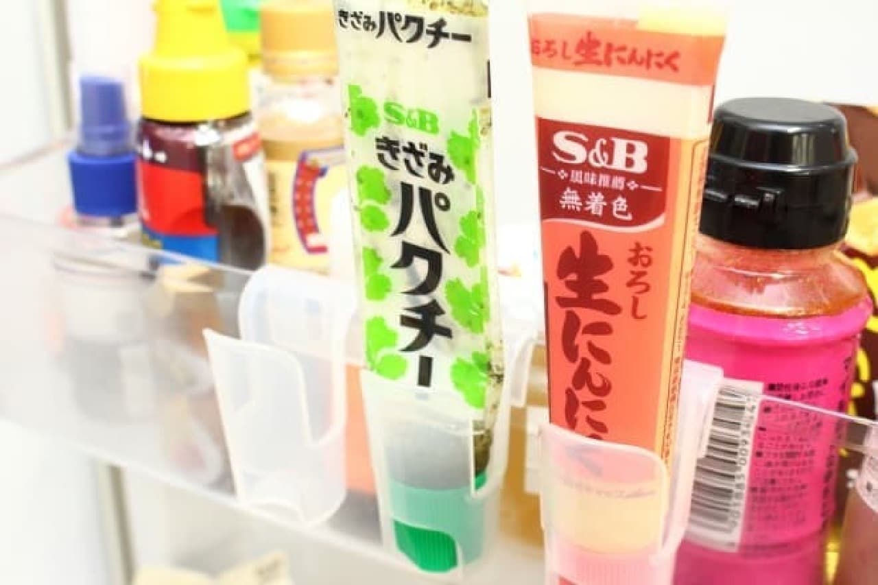 Hundred yen store "condiment tube holder"