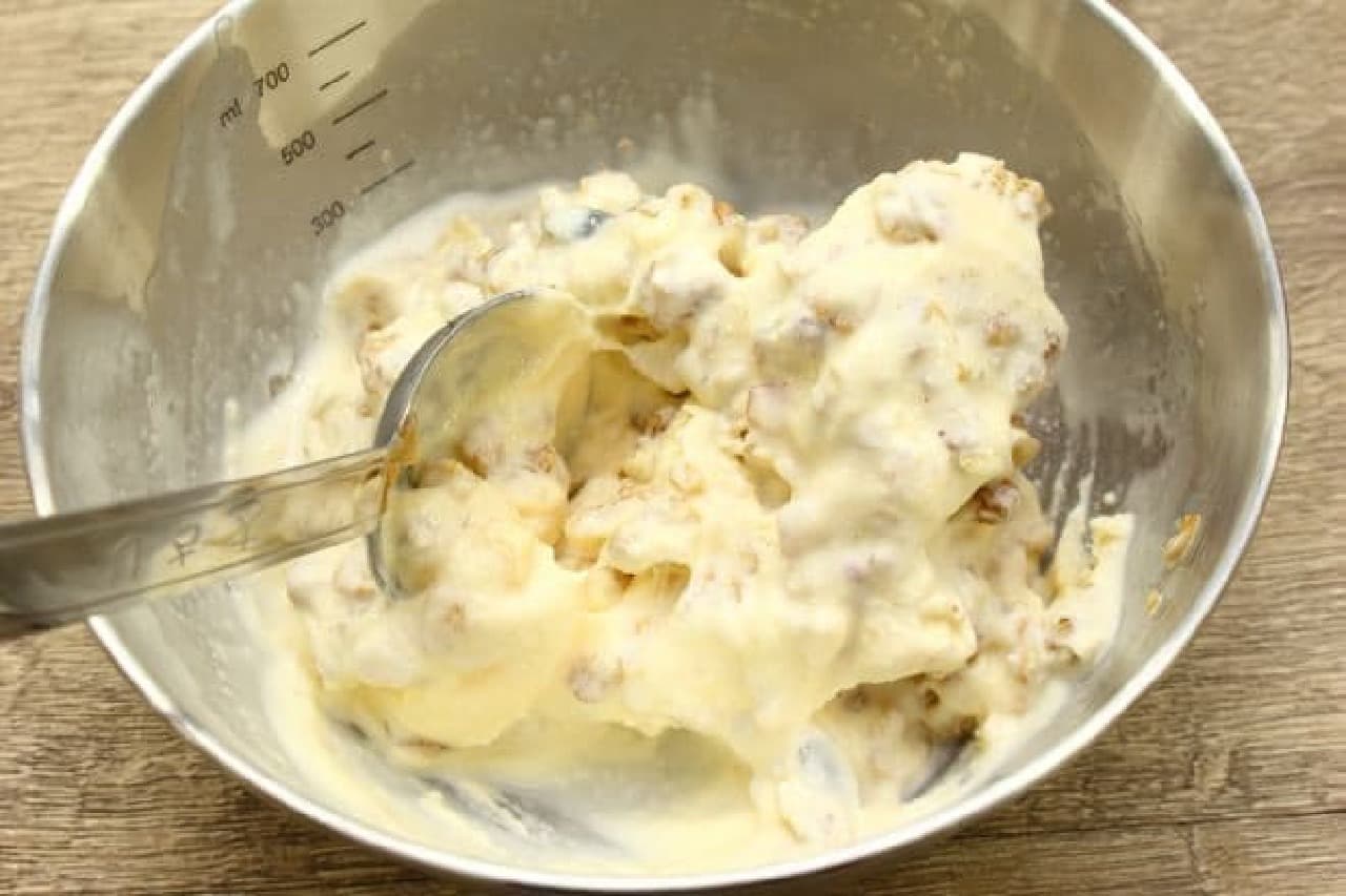 バニラとグラノーラ、はちみつを混ぜるだけ--カッサータ風アイスケーキの簡単レシピ
