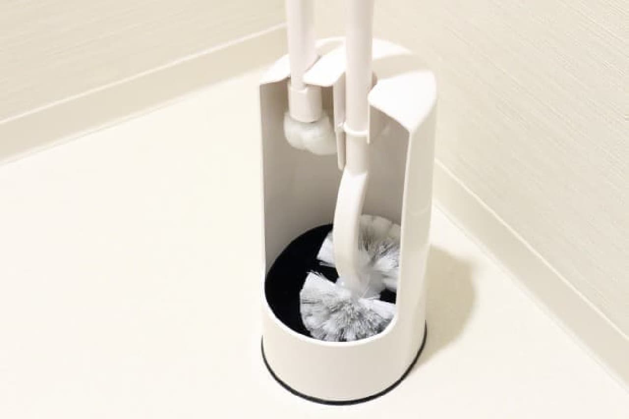 Marna's 2 in 1 toilet brush that can clean both the drain and the back of the edge