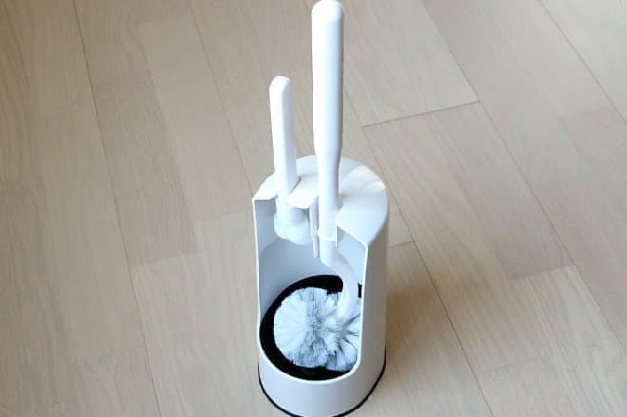 Marna's 2 in 1 toilet brush that can clean both the drain and the back of the edge