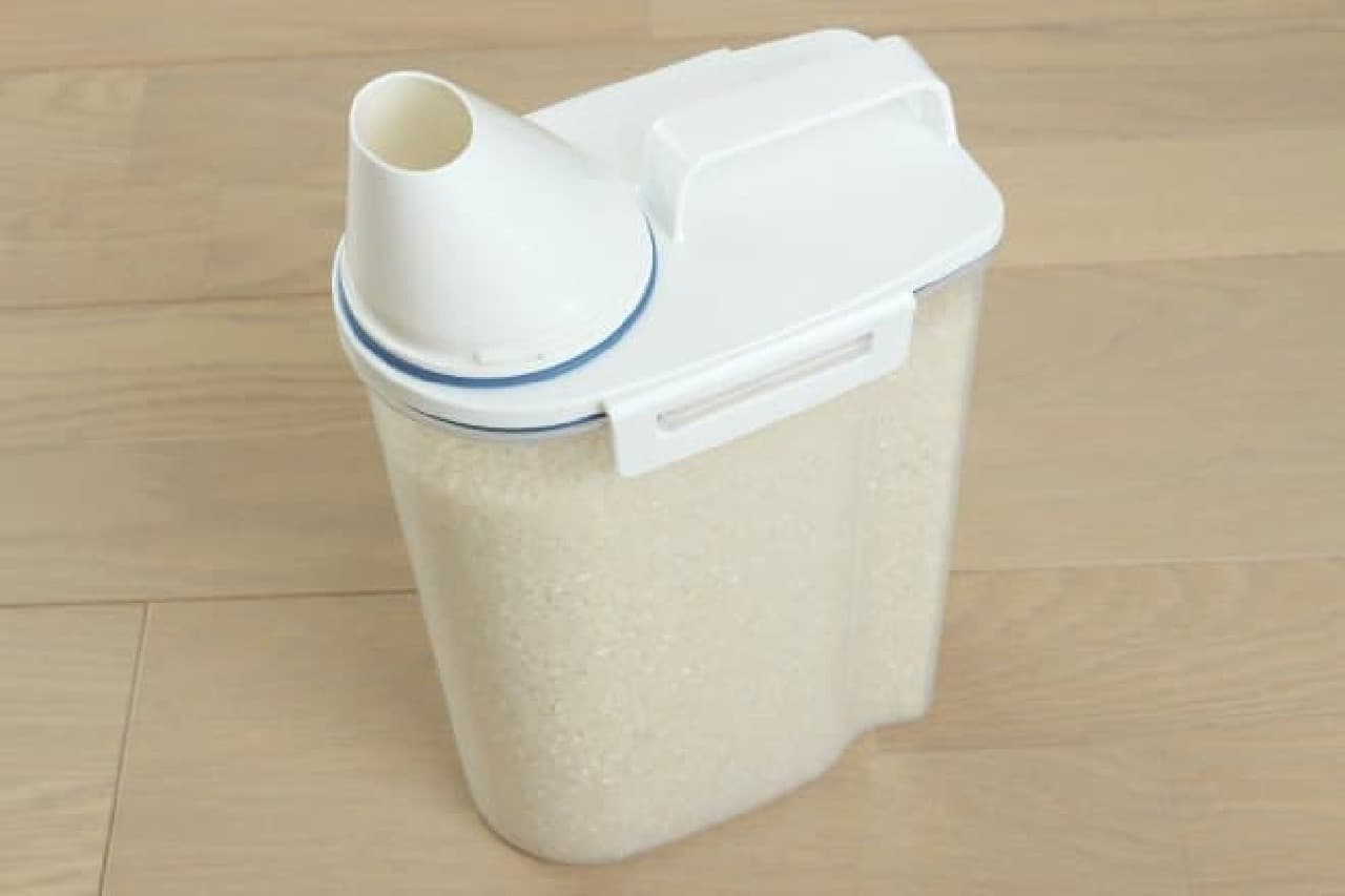 冷蔵庫保存に便利なアスベルの密閉米びつ2kg