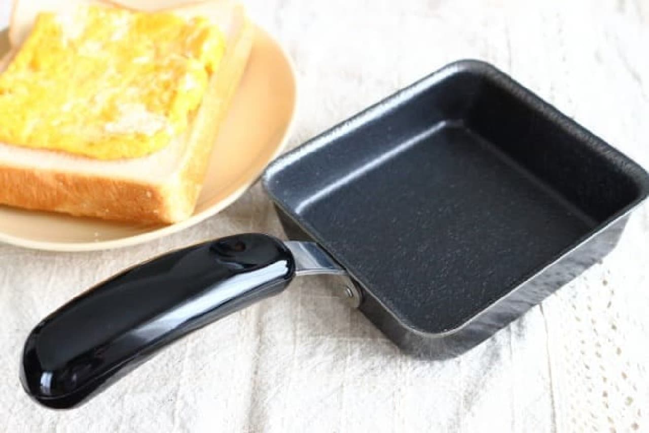 食パンにちょうどのる卵焼きができる卵焼き器「ちっちゃい玉子焼パン」