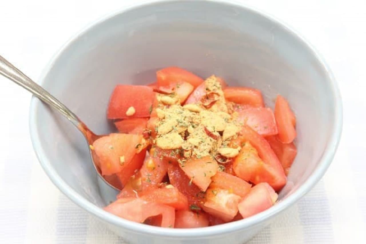 パスタソースをアレンジ、トマトと混ぜるだけでできるブルスケッタの簡単レシピ