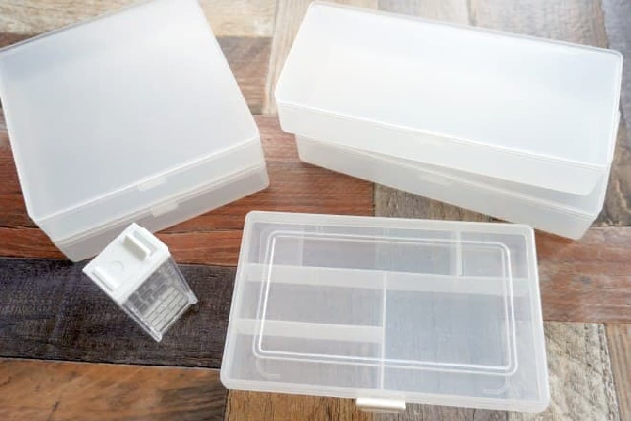Case storage with a lid of Hundred yen store